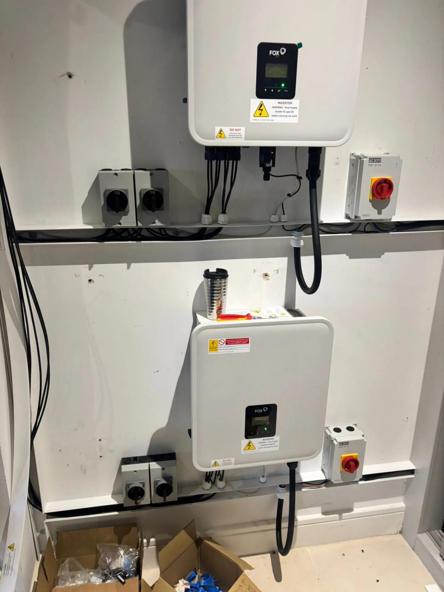 Dual Fox ESS hybrid inverters in master-slave configuration with DC isolators